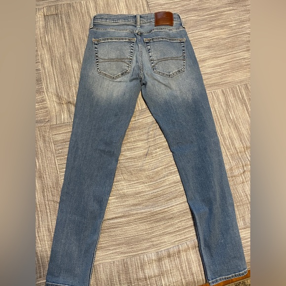 Young men’s Hollister skinny jeans, 28 x 30 - Picture 3 of 3